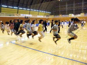 縄にかからない程度のジャンプで跳ばないと疲れてしまいます